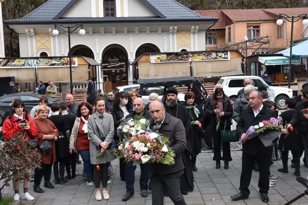 ბორჯომის მერმა და ადგილობრივი თვითმმართველობის წარმომადგენლებმა 9 აპრილს დაღუპულთა ხსოვნას პატივი მიაგეს