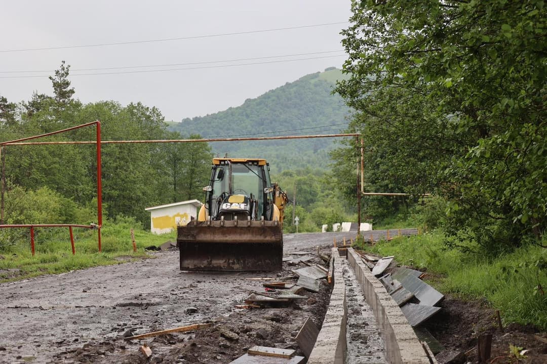 ბორჯომის მუნიციპალიტეტის მაღალმთიან სოფელ ანდეზიტში გზების რეაბილიტაცია მიმდინარეობს