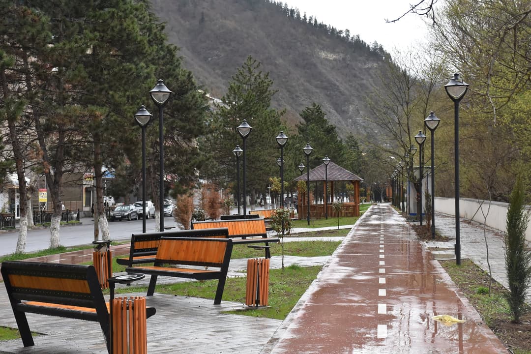 ბორჯომში, რუსთაველის ქუჩაზე სკვერის მოწყობის სამუშაოები დასრულდა