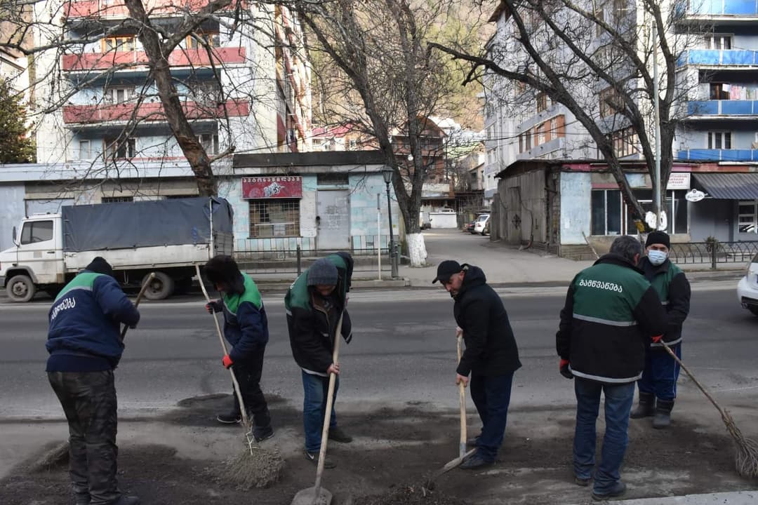ბორჯომში მასშტაბური საგაზაფხულო დასუფთავებითი სამუშაოები მიმდინარეობს