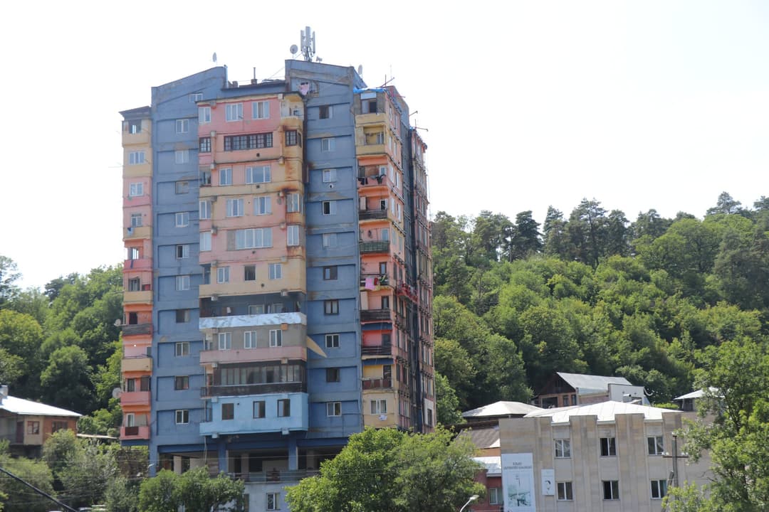 ბორჯომში, სააკაძის ქუჩის N2-ში მრავალბინიანი საცხოვრებელი სახლის ფასადის რეაბილიტაცია მიმდინარეობს