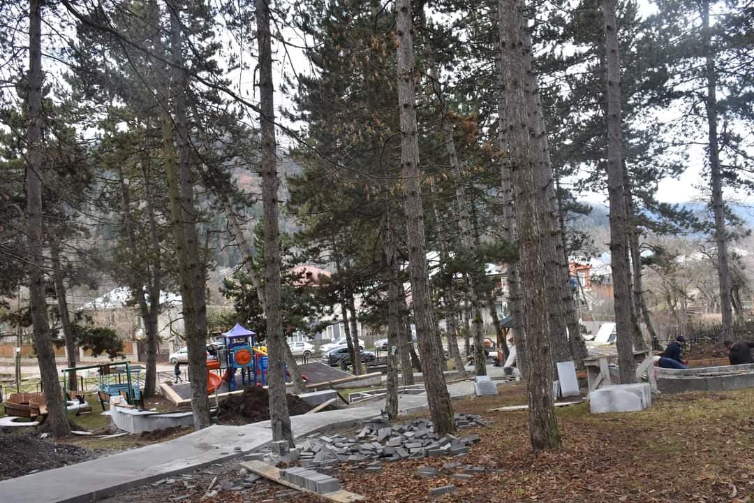 სოფელ ტბაზე სკვერის სარეაბილიტაციო სამუშაოები აქტიურ რეჟიმში მიმდინარეობს