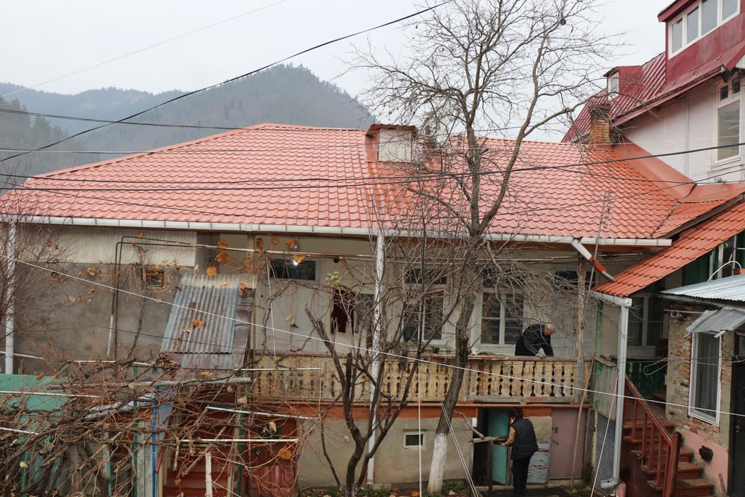 ბორჯომის მუნიციპალიტეტში სამი მრავალბინიანი საცხოვრებელი სახლის სახურავი შეიცვალა