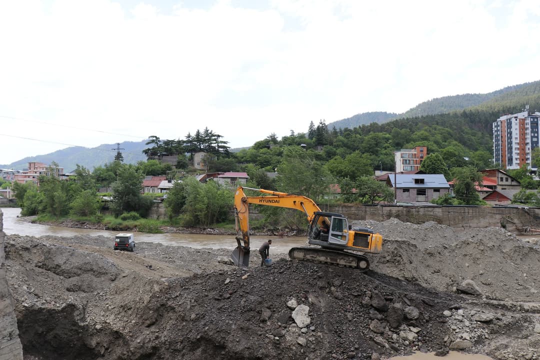 ბორჯომის მუნიციპალიტეტში, ე.წ. ახალი უბნის დასახლებაში მტკვრის სანაპიროზე დაზიანებული დამცავი საყრდენი კედლის სარეაბილიტაციო სამუშაოები მიმდინარეობს