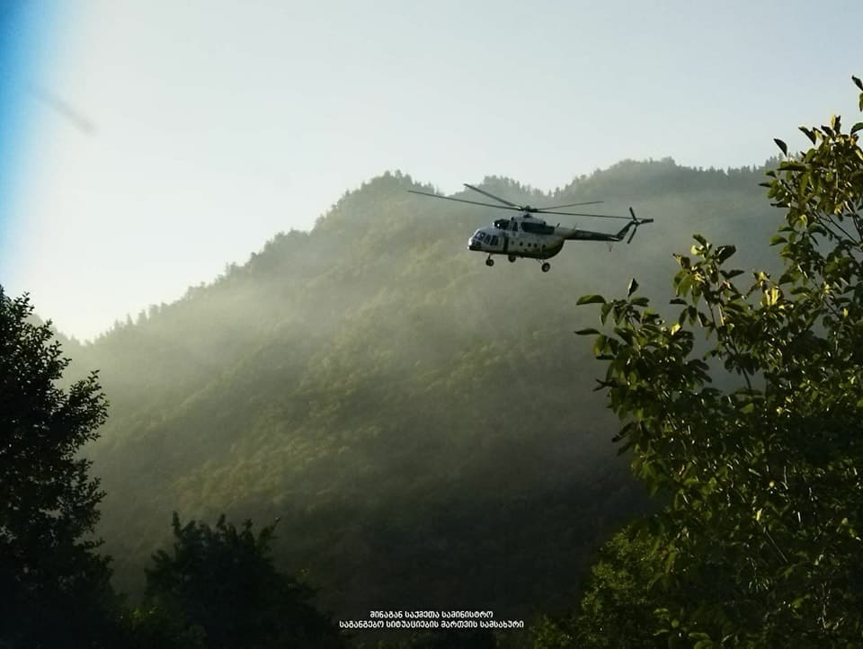 სოფელ ქვაბისხევის მიმდებარე ტყეში ხანძრის ქრობის პროცესში ვერტმფრენი და 100 მეხანძრე-მაშველი მონაწილეობს