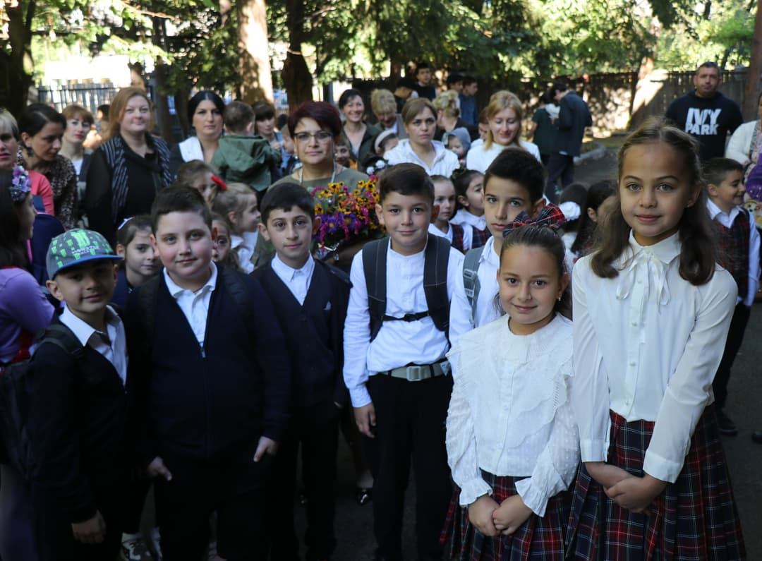 ბორჯომის მუნიციპალიტეტის მერი, მერის მოადგილე და დეკანოზი იოანე ქალაქისა და დაბის სკოლებს ესტუმრნენ