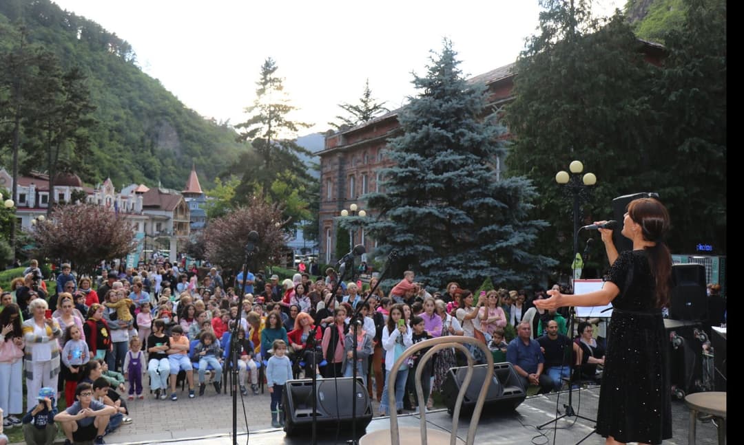ბორჯომის ცენტრალურ პარკში ქართული ესტრადის მომღერლების მონაწილეობით კონცერტი გაიმართა
