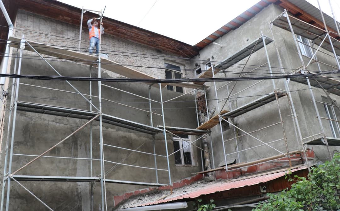 ბორჯომში, მესხეთის N35 და N61-ში მრავალბინიანი საცხოვრებელი სახლების ფასადების რეაბილიტაცია მიმდინარეობს