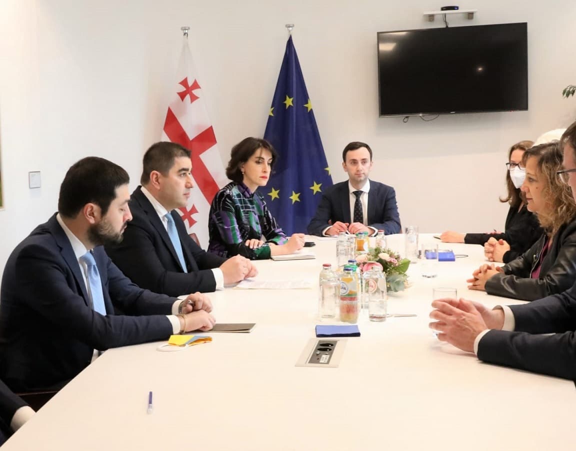 Frontnews image description