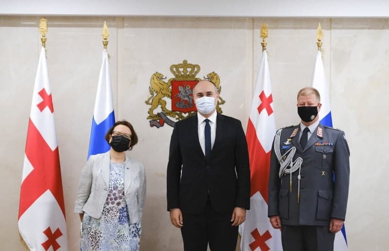 თავდაცვის მინისტრი ფინეთის ელჩს შეხვდა