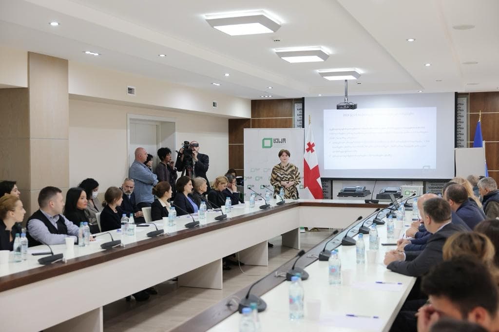მთავრობის ადმინისტრაციის თანამშრომლებს ცესკოს წარმომადგენლებმა საარჩევნო ელექტრონული ტექნოლოგიების მუშაობა გააცნეს