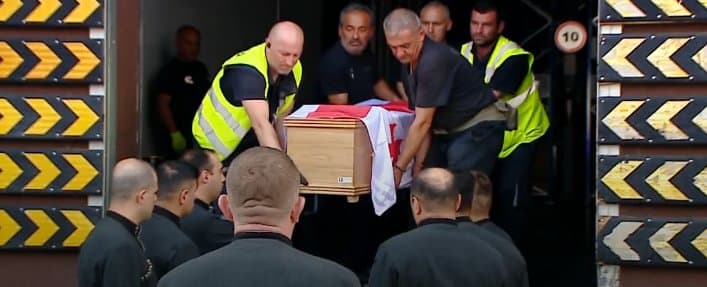 უკრაინაში დაღუპული ქართველი გმირი ალუდა ზვიადაური სამშობლოში ჩამოასვენეს