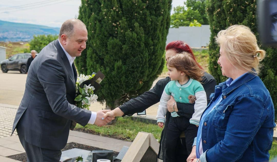 ირაკლი ჩიქოვანმა დაღუპული გმირების ხსოვნას პატივი მიაგო