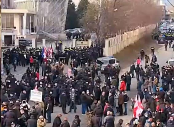 საქალაქო სასამართლოს ეზოში მოქალაქეებს და მედიის წარმომადგენლებს არ უშვებენ