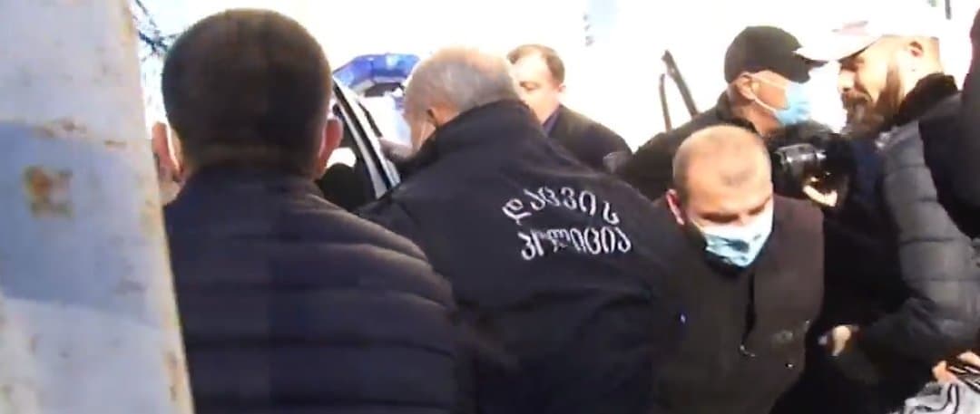 ახალი საკრებულოების პირველი სხდომები ხმაურისა და დაპირისპირებების ფონზე გაიმართა