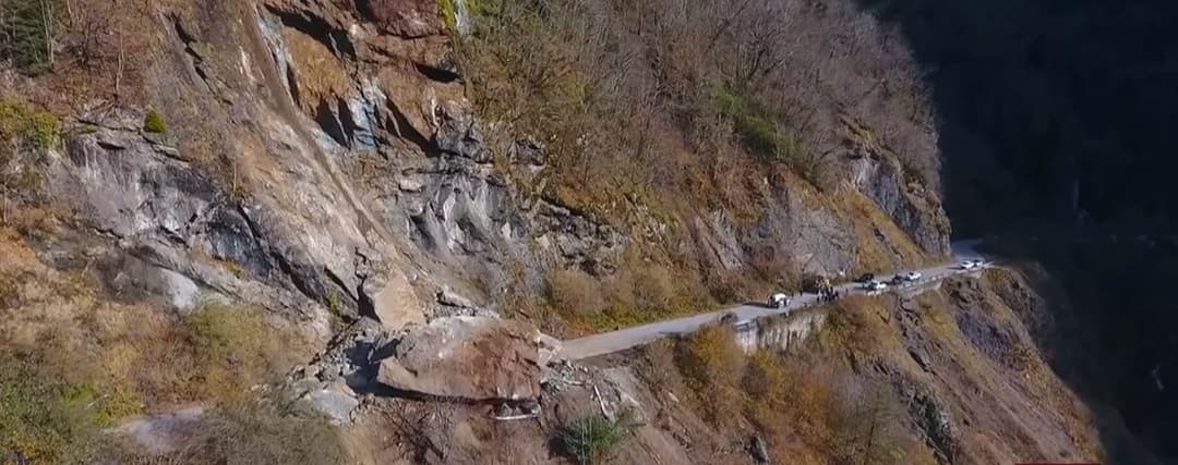 ზუგდიდი-ჯვარი-მესტიის საავტომობილო გზაზე კლდის მასა ჩამოინგრა