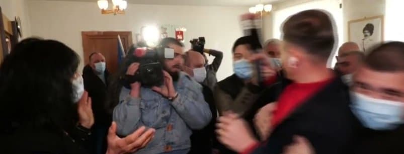 სახელმწიფო ინსპექტორის სამსახურში კასპში მომხდარ ინციდენტზე ჟურნალისტების გამოკითხვა მიმდინარეობს