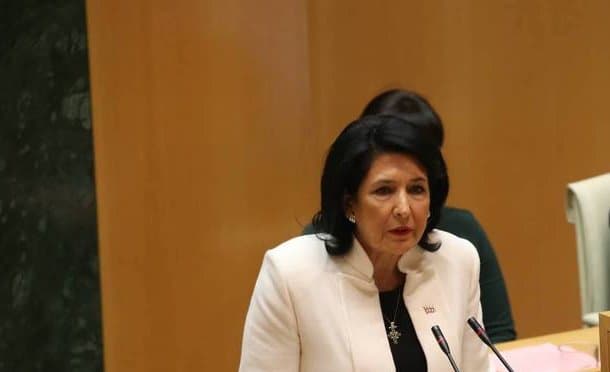 სალომე ზურაბიშვილი – თქვენ აქ შეკრებილნი ივიწყებთ იმას, რაც ასახულია ჩვენს გერბზე: „ძალა ერთობაშია“! საზოგადოება კი თქვენზე ბევრად ფხიზელია, შეგნებული, მამაცი და რაც მთავარია, ერთიანი