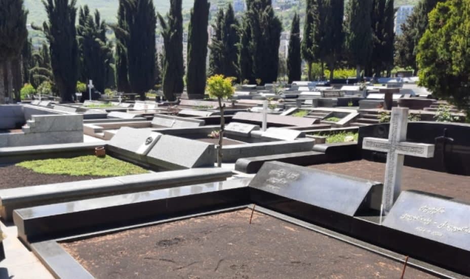 მართლმადიდებლები საფლავთა კურთხევის დღეს აღნიშნავენ