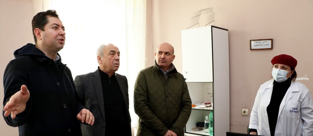 რუსლან აბაშიძე დასავლეთ საქართველოში სტიქიის შედეგად დაზარალებულ აფხაზეთიდან დევნილ მოსახლეობას შეხვდა