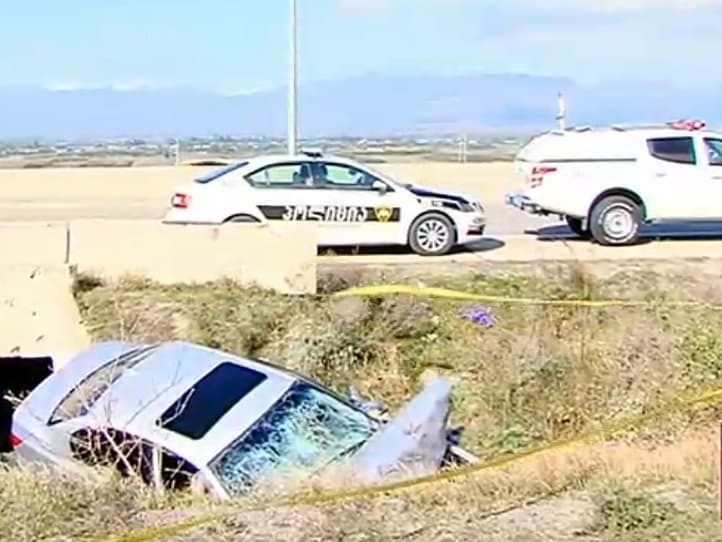 ავტობანზე, ქორწილის კორტეჟის მანქანა გზიდან გადავარდა, დაღუპულია 1 და დაშავებულია 3 ადამიანი