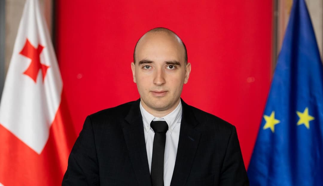 ირაკლი ფავლენიშვილი – სადარბაზოსთან დამხვდა 5 პირბადიანი ზონდერი, ცოლთან და 1 წლის შვილთან ერთად ვიყავი, დამემუქრნენ