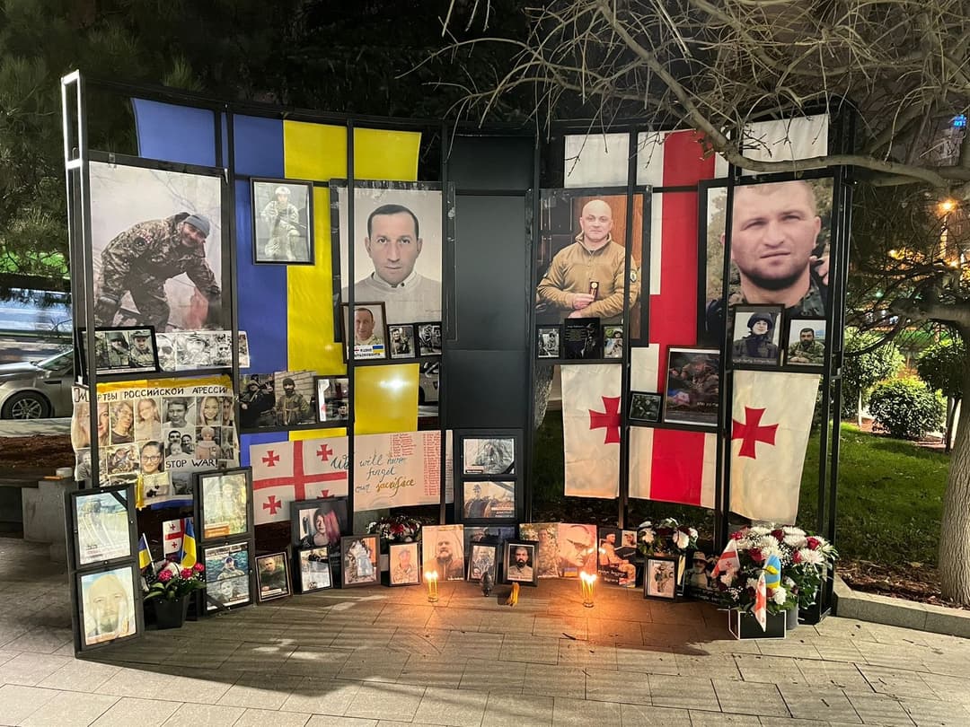 თბილისის მერია – უკრაინაში გარდაცვლილ ქართველ მეომართა ფოტოსურათები, რომელიც საახალწლო დღესასწაულისთვის განკუთვნილ სივრცეში იყო განთავსებული, დროებით გადატანილია გმირთა მოედანზე