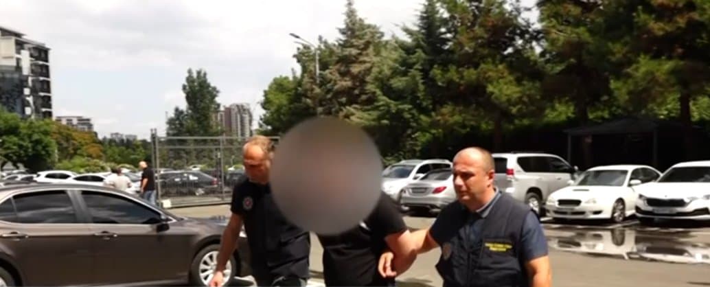 წინასწარი შეთანხმებით ჯგუფის მიერ ჩადენილ თაღლითობის და მითვისების ფაქტებზე 12 პირი დააკავეს, ექვსს ბრალი წარედგინა