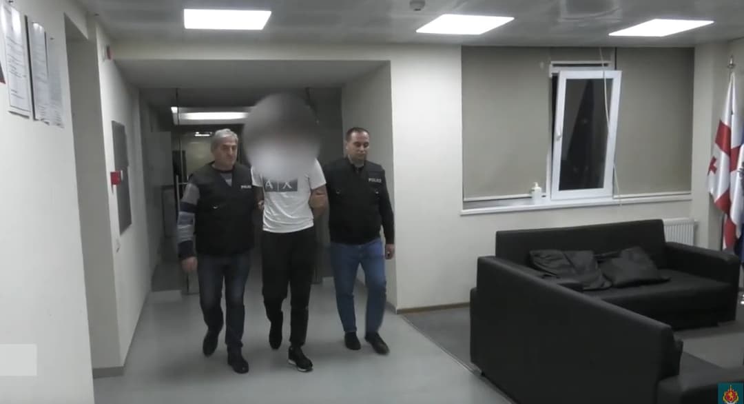 არასრულწლოვნის მიმართ განხორციელებული მუქარის ბრალდებით პირობითი მსჯავრის ქვეშ მყოფი პირი დააკავეს