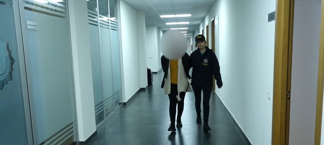 პოლიციამ საქართველოს მოქალაქის უცხო ქვეყანაში უკანონოდ დარჩენისთვის შესაბამისი პირობების შექმნისა და ორგანიზების გაწევის ბრალდებით 3 პირი დააკავა