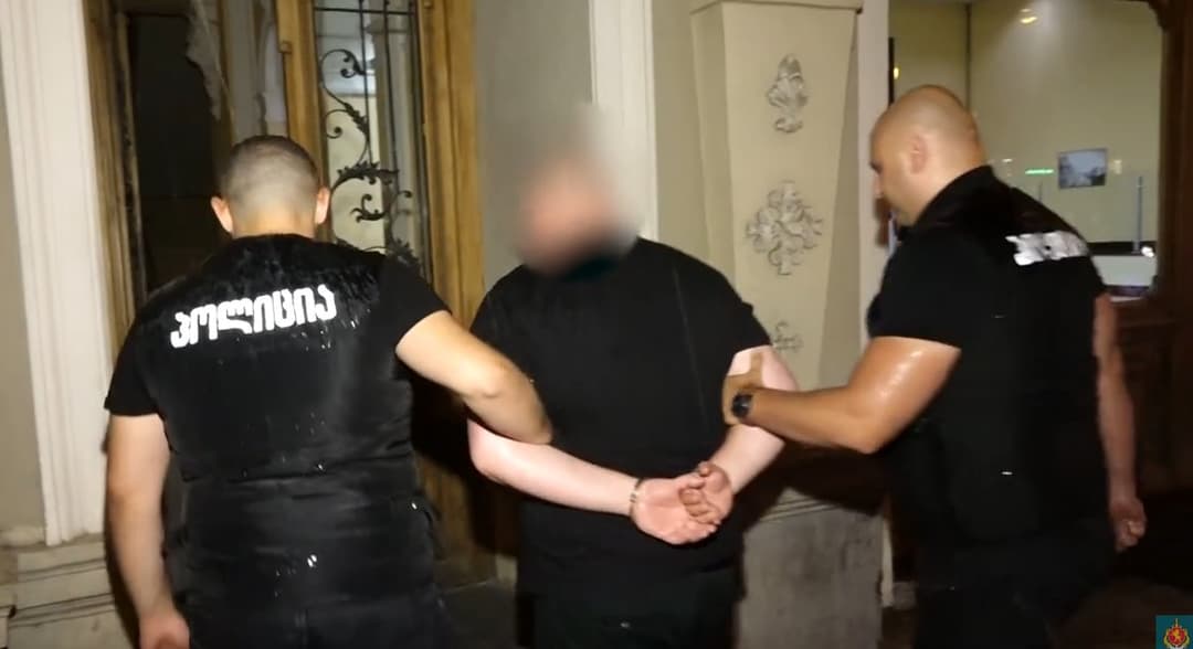 თბილისში მომხდარი დაჭრის ფაქტზე ორი პირი დააკავეს, ერთს ბრალი დაუსწრებლად წარედგინა