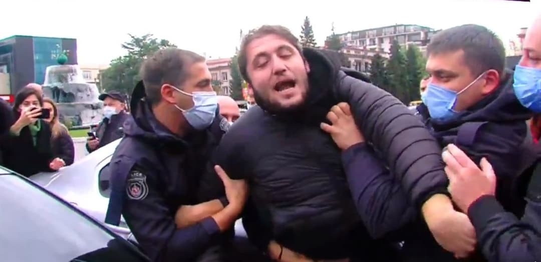 ბათუმსა და ზუგდიდში საკრებულოებთან რამდენიმე ადამიანი დააკავეს