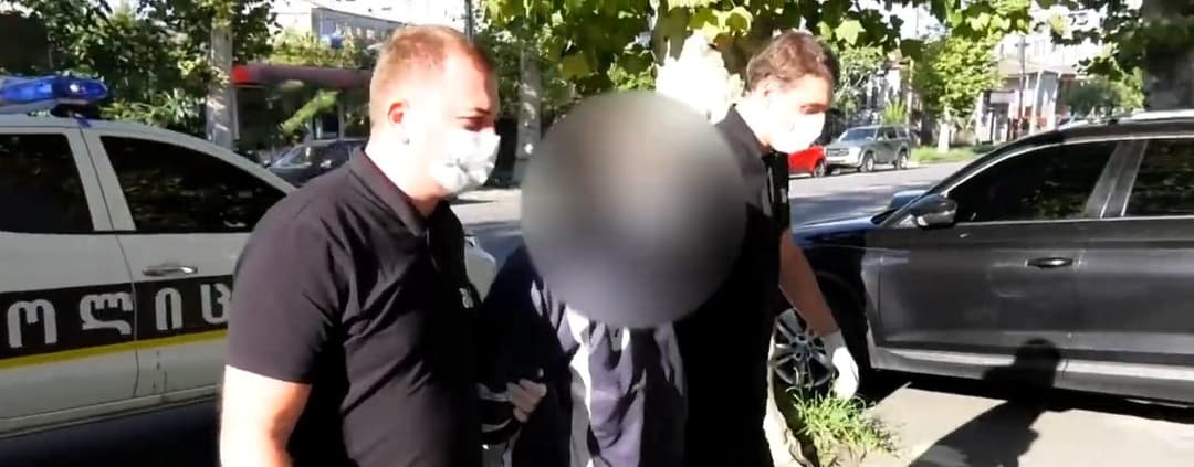 შსს-მ თბილისსა და ქუთაისში უკანონო ცეცხლსასროლი იარაღი და საბრძოლო მასალა ამოიღო, დაკავებულია 3 პირი