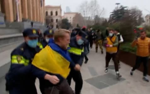 პარლამენტის წინ აქციაზე 2 ადამიანი, მათ შორის უკრაინის მოქალაქე დააკავეს