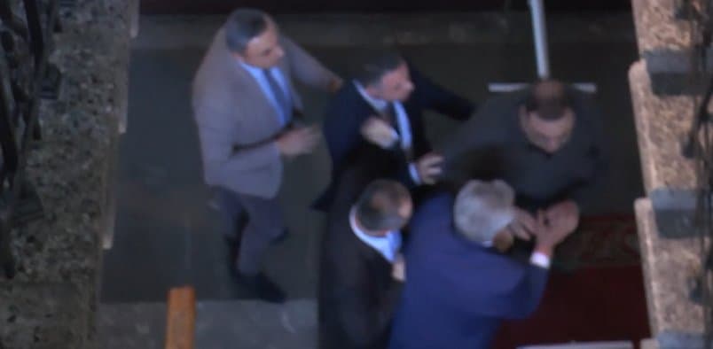 საპარლამენტო უმრავლესობის წევრები გუბაზ სანიკიძეს ფიზიკურად დაუპირისპირდნენ