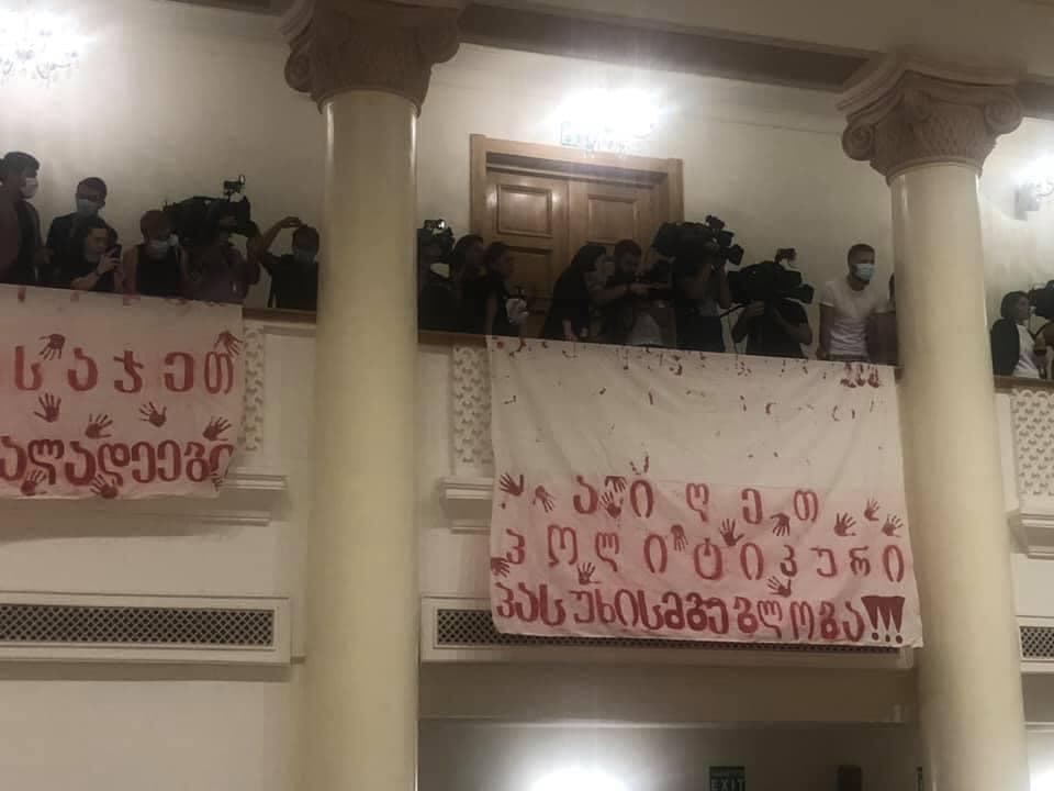 საპარლამენტო უმრავლესობის დეპუტატები ჟურნალისტების ბანერების აღებას ითხოვენ