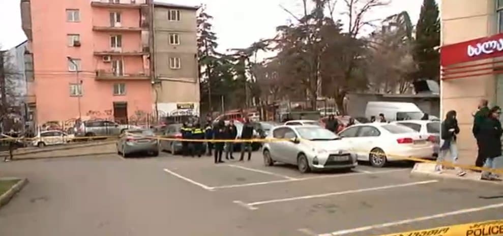 “დელისთან” მამაკაცი დაჭრეს