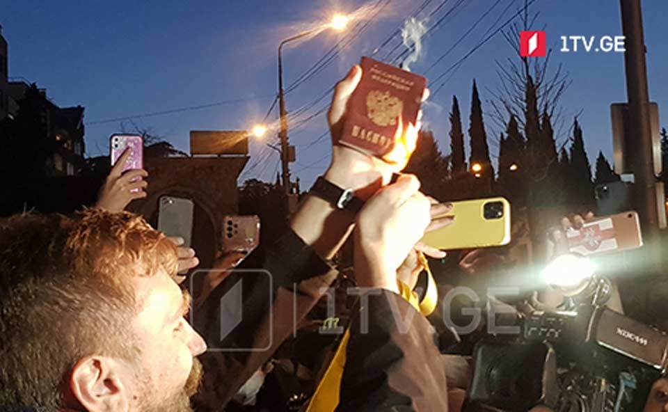 თბილისში, უკრაინის საელჩოსთან რუსეთის მოქალაქემ პროტესტის ნიშნად პასპორტი დაწვა