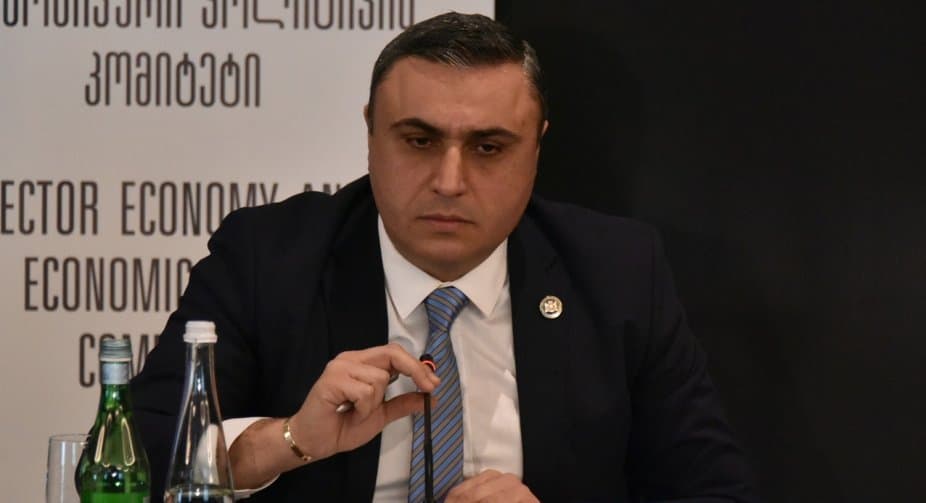 დავით მათიკაშვილი – ძნელად თუ მოიძებნება ისეთი შემთხვევა, როდესაც ადამიანმა სამ მილიარდ დოლარზე მეტი აჩუქა ქვეყანას და მისი, როგორც მეცენატის მოხსენიება ისტორიის სახელმძღვანელოში გაპროტესტდა