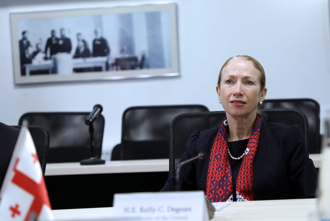 კელი დეგნანი – კრემლი ცდილობს ქართველების და უკრაინელების დაბნევას და საჯარო დავები მხოლოდ ეხმარება ბინძური საქმის შესრულებაში