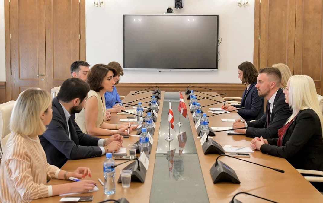 Frontnews image description