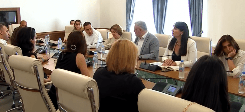 პარლამენტის ოპოზიციონერი დეპუტატები განცხადებას ავრცელებენ