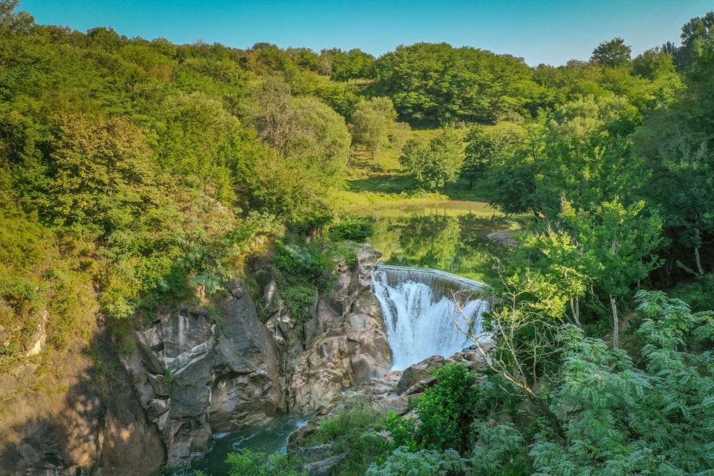 ზესტაფონში, სამცვერას ჩანჩქერთან მაშველები 18 წლის ბიჭს ეძებენ