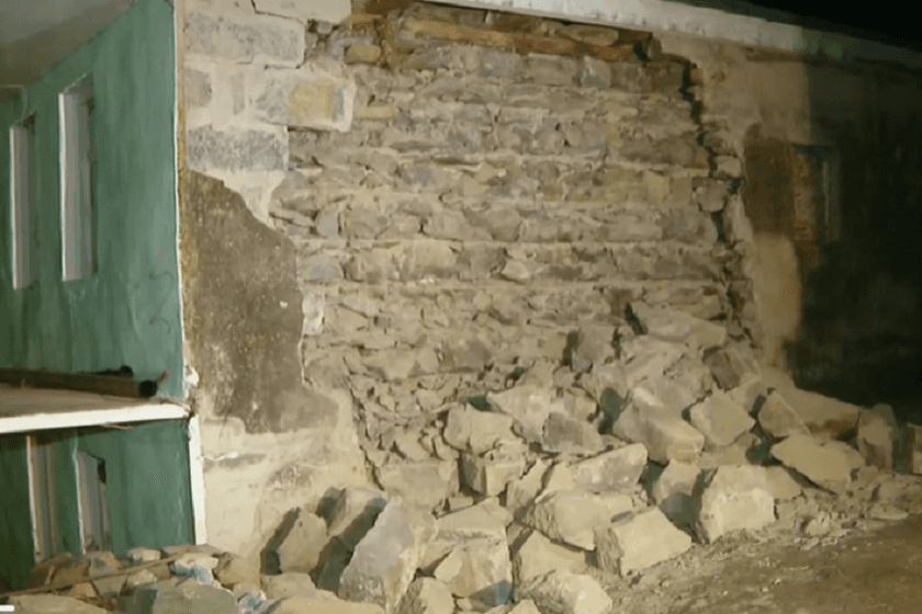 მიწისძვრის შედეგად დმანისის მუნიციპალიტეტის სოფელ შახმარლოში საცხოვრებელი სახლის კედელი ჩამოინგრა