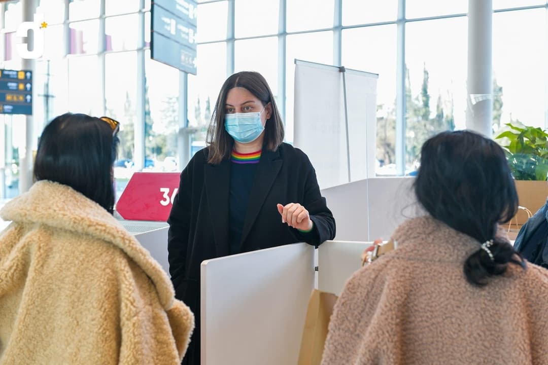 DMO იმერეთის თანამშრომლებმა ქუთაისის აეროპორტში ყაზახ ტურისტებს საჭირო ნივთები მიუტანეს