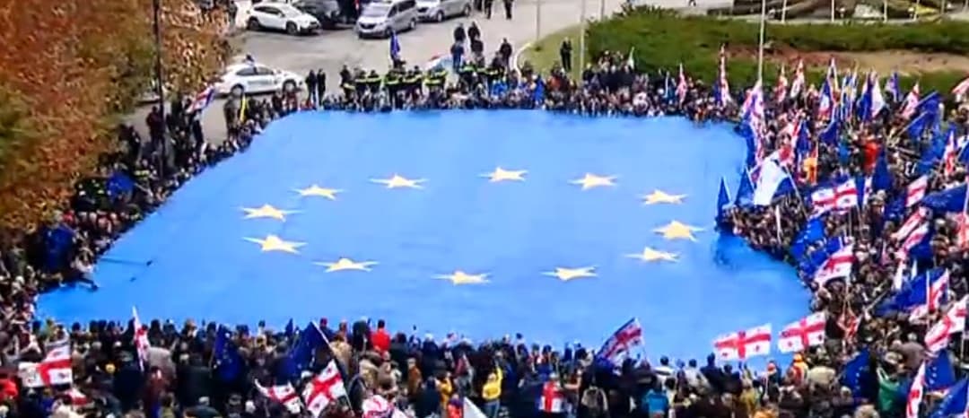 ევროპის მოედანზე ევროკავშირის ყველაზე დიდი დროშა გაშალეს