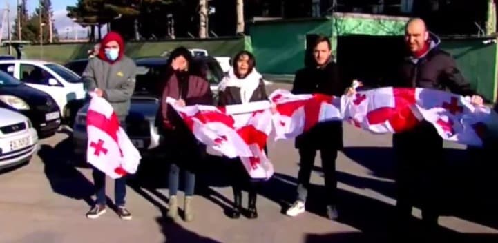 სამოქალაქო აქტივისტები რუსთავის ციხესთან სახელმწიფო დროშებით მივიდნენ