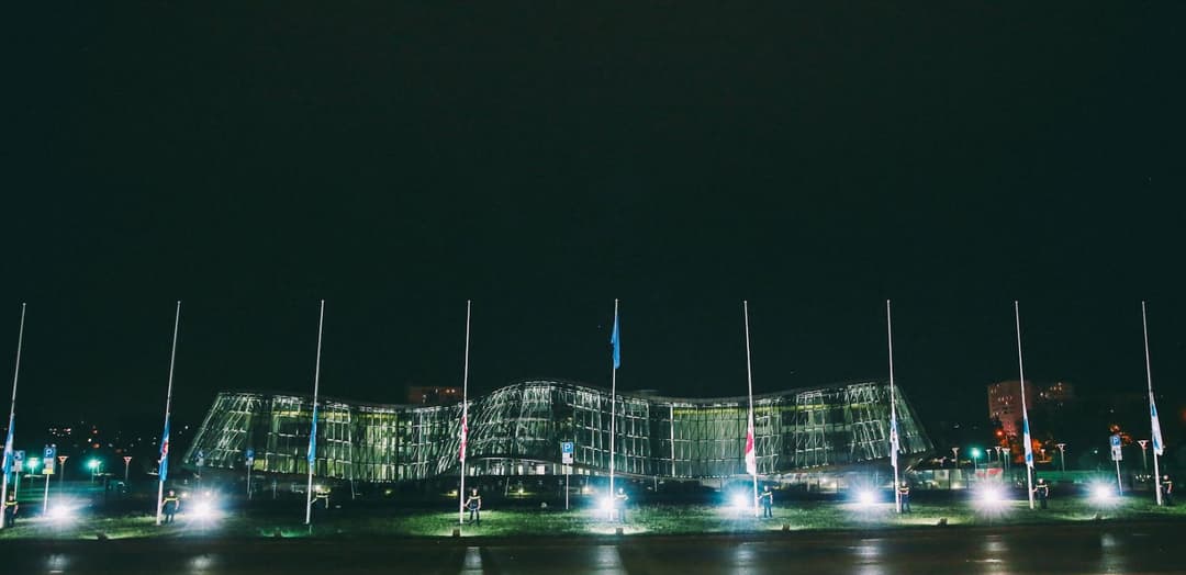 შსს-ს ყველა შენობაზე სახელმწიფო დროშები დაშვებულია