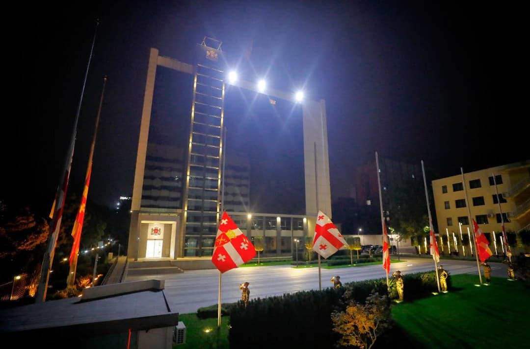 გლოვის დღესთან დაკავშირებით თავდაცვის უწყებაში სახელმწიფო დროშები დაშვებულია