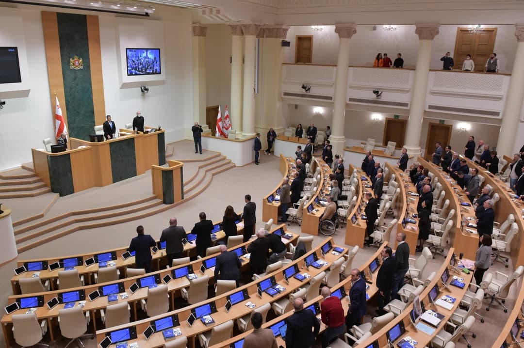 დეპუტატებმა რუსუდან ბერიძის ხსოვნას წუთიერი დუმილით პატივი მიაგეს